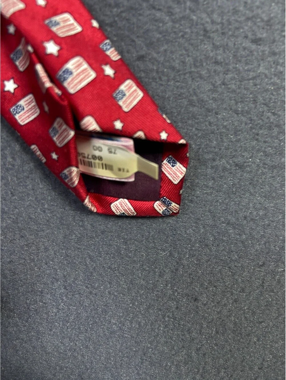 VINEYARD VINES Men's Red Tie W/American Flags & White Stars 31 in. Long Pretty